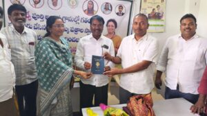 కల్లూరు మండలంలోని నాయకల్లు గ్రామంలో కొత్తపట్టదారు పాసుపుస్తకంల పంపిణీ కార్యక్రమము