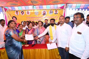 భూమి మీ హక్కు కార్యక్రమంలో రైతులకు పాసు పుస్తకాల పంపిణీ మహిళా దినోత్సవ వేడుకల్లో పాల్గొన్న గౌరు చరిత రెడ్డి కమ్మరి పార్వతమ్మ కల్లూరు మండలం తాసిల్దార్ కే ఆంజనేయులు 