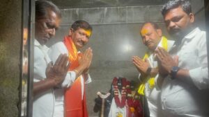 భీరాలింగేశ్వర స్వామికి పట్టు వస్త్రాలు సమర్పించిన ఎంపీ బస్తిపాటి నాగరాజు