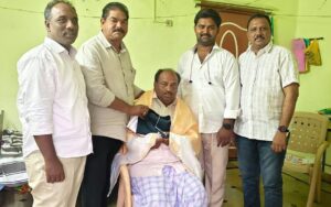 మున్సిపల్ అటెండర్ ఇస్మాయిల్ సేవలు అభినందనీయం  ​దుశ్శాలువాతో సత్కరించిన మాజీ చైర్మన్ వరప్రసాద్, మాజీ వైస్ చైర్మన్ హఫీజ్  ​ఇస్మాయిల్ నివాసానికి వెళ్లి దుస్తుల పంపిణీ