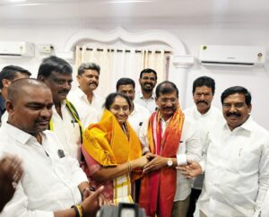 ఎంపీ నాగరాజును సన్మానించిన మంత్రి సవిత