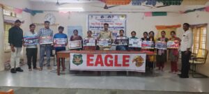డ్రగ్స్‌కు దూరంగా ఉండి పుస్తకాలతో స్నేహం చేయాలి: సీఐ మారుతి శంకర్