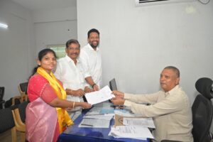 కూటమి మేయర్ అభ్యర్థి విజయ ప్రత్యూషకు భారీ మెజారిటీ అందించాలి  కర్నూలు నగర అభివృద్ధికి కూటమి అభ్యర్థులను గెలిపించాలి – మంత్రి టీజీ భరత్  ..మేయర్ అభ్యర్థిగా నామినేషన్ వేసిన విజయ ప్రత్యూ